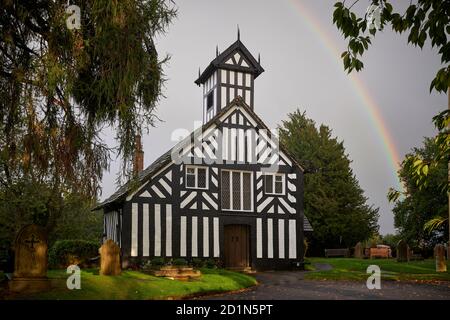 Rainbow Over All Saints Church befindet sich im Dorf Siddington, Cheshire, England. Stockfoto