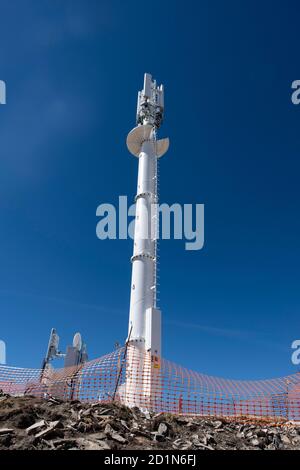 Telefonrelais-Antenne auf einem Berggipfel Stockfoto