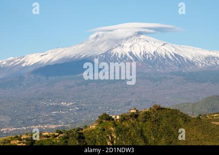 Taormina - der Mt. Vulkan Ätna in der sizilianischen Landschaft. Stockfoto