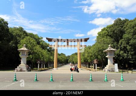 Japanische Familie, die vor dem Eingang torii Tor des Kashihara Jingu Temple fotografiert. Aufgenommen im September 2019. Stockfoto