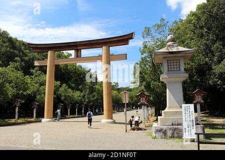 Eingang Torii Tor des Kashihara Jingu Tempels in Nara, Japan. Aufgenommen im September 2019. Stockfoto