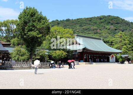 Überfüllter Kashihara Jingu Tempel in Nara, Japan. Aufgenommen im September 2019. Stockfoto