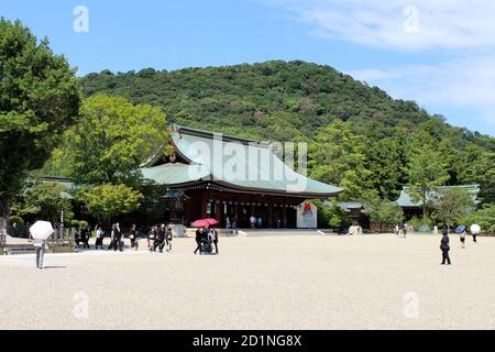 Überfüllter Kashihara Jingu Tempel in Nara, Japan. Aufgenommen im September 2019. Stockfoto