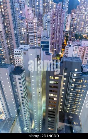 Hochhäuser in Hongkong in der Abenddämmerung. Stockfoto