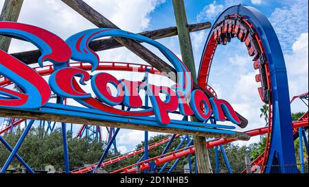 Die Scorpion-Achterbahn mit 360-Grad-Schleife in Busch Gardens Tampa Bay in Tampa, Florida. (USA) Stockfoto