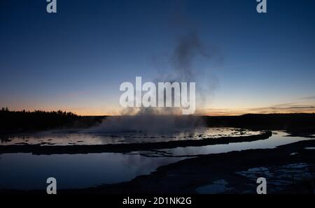 Great Fountain Geyser Erupting, Lower Geyser Basin, Yellowstone National Park, Wyoming, USA Stockfoto