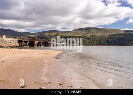 Barmouth Eisenbahnbrücke über die Mawddach Mündung auf dem Wales Küste Stockfoto