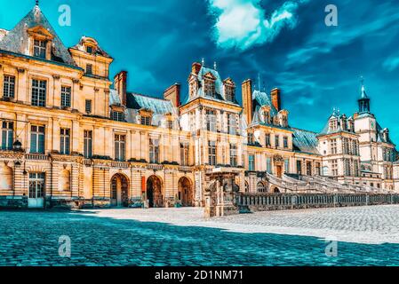 FONTAINEBLEAU, Frankreich - 9. Juli 2016: S Residenz der Könige von Frankreich - Fassade schön Schloss Fontainebleau. Stockfoto
