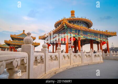 Peking, China - Jan 11 2020: Die fünf-Drachen-Pavillons im Nordwesten des Beihai Parks, in der Ming-Dynastie gebaut, zum Angeln, zum Aufpassen von Feuerwerken, Stockfoto