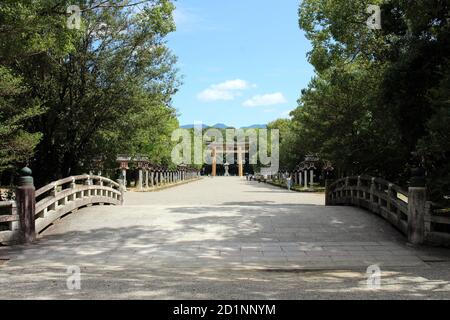 Brücke und Eingang Kashihara Jingu Tempel in Nara, Japan. Aufgenommen im September 2019. Stockfoto