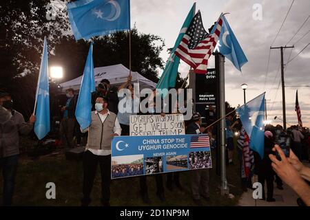 Bethesda, MD, USA, 5. Oktober 2020. Im Bild: Unter den Trump-Anhängern, die sich vor dem Walter Reed National Military Medical Center versammelten, waren uigurische Männer, die Trump eine schnelle Genesung wünschen wollten. Trump wurde in Walter Reed wegen Covid-19 ins Krankenhaus eingeliefert, nachdem er sich an dem neuartigen Coronavirus erkrankt hatte. Kredit: Allison C Bailey/Alamy Live Nachrichten Stockfoto