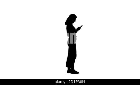 Silhouette Lässige junge Frau Eingabe auf Handy. Stockfoto