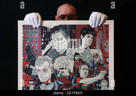 Prop Store Poster Consultant Mark Hochman hält ein Mondo Poster für den Film 'Blade Runner' von 1982 (Schätzung £1-2k) während einer Vorschau auf die kommende Kinoposterauktion des Prop Store in Chorleywood, Hertfordshire. Stockfoto