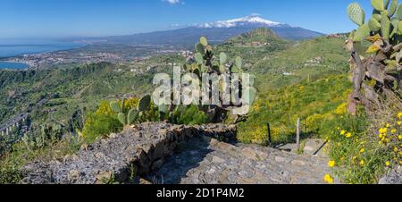 Taormina - der Weg zu den Frühling mediterranen Blumen und der Mt. Vulkan Ätna. Stockfoto