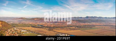 Tal der Alba Land rumänien. Schöne Landschaft zwischen apuseni und fagaras Berge. Blick von Deva Burghügel. Sonnig und neblig Wetter in einem Stockfoto