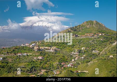 Taormina - der Mt. Vulkan Ätna in der sizilianischen Landschaft. Stockfoto