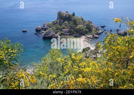 Taormina - Die schöne kleine Insel Isola Bella und den Strand mit dem bimsstein Steine. Stockfoto