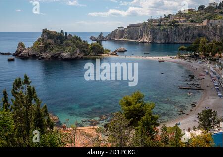 Taormina - Die schöne kleine Insel Isola Bella und den Strand mit dem bimsstein Steine. Stockfoto