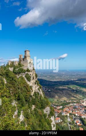 La Rocca, auch bekannt als Guaita oder Prima Torre, ist die größte und älteste der drei Festungen, die die Stadt San Marino dominieren Stockfoto