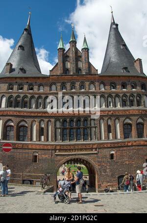 Das Holstentor, das Stadttor Lübecks aus dem 15. Jahrhundert, ein historischer Hansestadt-Hafen in Norddeutschland Stockfoto