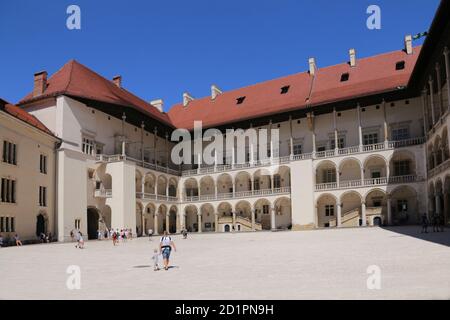 Krakau. Krakau. Polen. Wawel, Königsschloss auf dem Wawel Hill. Renaissance Innenhof Arkaden. Stockfoto