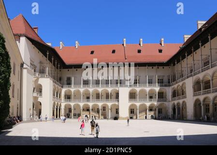 Krakau. Krakau. Polen. Wawel, Königsschloss auf dem Wawel Hill. Renaissance Innenhof Arkaden. Stockfoto