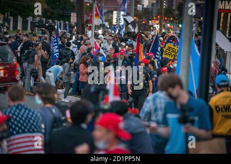 Unterstützer von US-Präsident Donald Trump zeigen ihre Unterstützung vor dem Walter Reed National Military Medical Center. 05. Oktober 2020. Bethesda, MD USA. Stockfoto