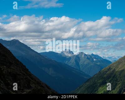 Blick von der Nurnberger Hütte im Tal mit scharfen Berggipfeln am Stu.bai Wanderweg, Stubai Hohenweg, Sommer felsige Alpenlandschaft Stockfoto