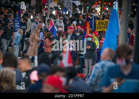 Unterstützer von US-Präsident Donald Trump zeigen ihre Unterstützung vor dem Walter Reed National Military Medical Center. 05. Oktober 2020. Bethesda, MD USA. Stockfoto