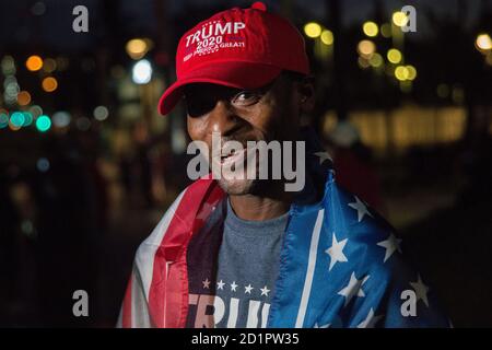 Schwarzer Einwanderer und Trump-Anhänger, Walter Reed Military Medical Center, erhalten gute Rallye für US-Präsident Donald Trump zurück in die WH. 04. Oktober 2020. Stockfoto