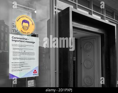 Hinweis auf einem Fenster von NatWest Bank, Cambridge, England, über die Prävention von covid-19 während der Coronavirus-Epidemie, September 2020. Stockfoto