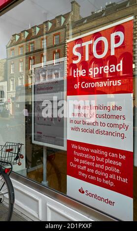 Hinweis auf einem Fenster der Santander Bank in Cambridge, England, über die Ausbreitung von covid 19, aufgrund der Coronavirus-Epidemie, September 2020. Stockfoto