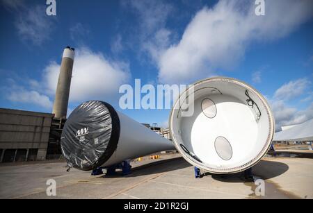 Fiole-Foto vom 10/2019. September von Rotorblättern für Windkraftanlagen, die während der Auslieferung in der Lackier- und Logistikanlage von MHI Vestas im stillgelegten Kraftwerk in Fawley, Hampshire, gelagert wurden. Premierminister Boris Johnson wird der konservativen Konferenz am Dienstag mitteilen, dass jedes Haus im Land innerhalb von 10 Jahren mit Offshore-Wind betrieben wird. Stockfoto