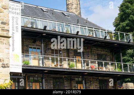 Croft Mill Apartments, Hebden Bridge, Yorkshire, UK mit Outdoor-Wohnbereich auf Balkon. Stockfoto