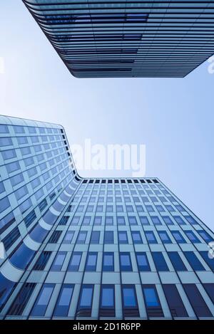 Moderne Gebäude am blauen Himmel Stockfoto