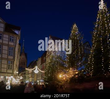 Hannover, 21. Dezember 2019: Mit Lichterketten beleuchtete Weihnachtsbäume am Rande des Weihnachtsmarktes Stockfoto