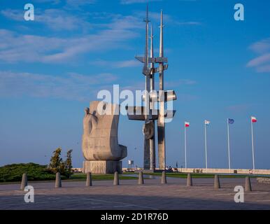 GDYNIA, POMMERSCHE WOIWODSCHAFT / POLEN - 27. JULI 2018: Segelmastdenkmal und das Denkmal von Joseph Conrad Stockfoto