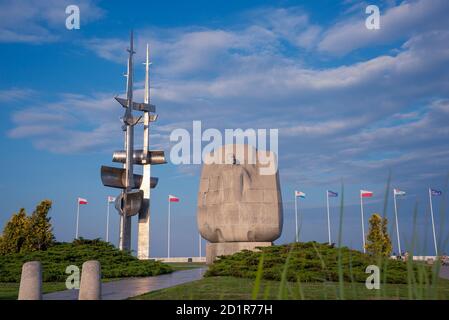 GDYNIA, POMMERSCHE WOIWODSCHAFT / POLEN - 27. JULI 2018: Segelmastdenkmal und das Denkmal von Joseph Conrad Stockfoto