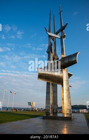 GDYNIA, WOIWODSCHAFT POMMERN / POLEN - 27. JULI 2018: Drei Segelmasten-Denkmal an der Kosciuszko-Promenade Stockfoto