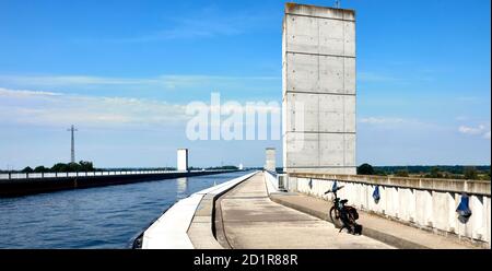 Magdeburg, 27. Juni 2020: Radfahrrad vor dem Kanalbecken über der elbe an der Wasserstraße Magdeburg Stockfoto