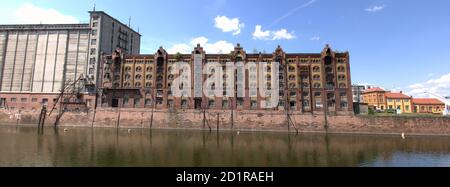 Magdeburg, 27. Juni 2020: Historisches Fabrikgebäude am alten Hafen von Magdeburg Stockfoto