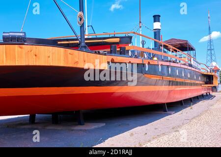 Magdeburg, 27. Juni 2020: Historisches Flussschiff im alten Hafen von Magdeburg Stockfoto