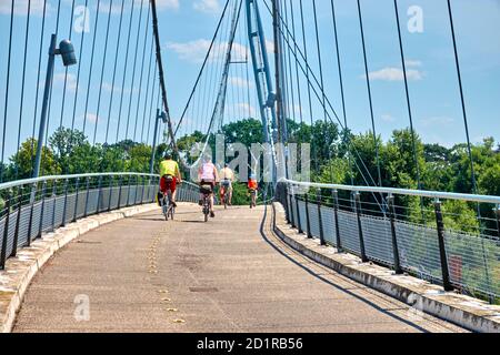 Magdeburg, 27. Juni 2020: Futuristische Brücke für Fußgänger und Radfahrer über die Elbe zum Elbepark in Magdeburg Stockfoto