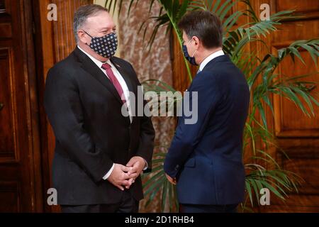 (201006) -- ATHEN, 6. Oktober 2020 (Xinhua) -- der italienische Premierminister Giuseppe Conte (R) spricht vor einem Treffen im Palazzo Chigi, Rom, Italien, am 30. September 2020 mit dem US-Außenminister Mike Pompeo. (Alberto Lingria/Pool via Xinhua) Stockfoto