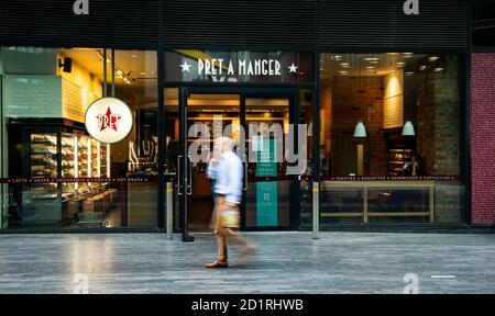 Eine Unschärfe von Menschen gehen an einem Pret a Manger vorbei Lebensmitteleinzelhandelskette Café im Zentrum von London Stockfoto