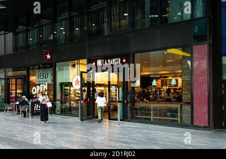 Eine Unschärfe von Menschen gehen an einem Pret a Manger vorbei Lebensmitteleinzelhandelskette Café im Zentrum von London Stockfoto