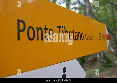 Wanderzeichen der Ponte Tibetano liegt auf dem Weg zur berühmten tibetischen Hängebrücke im Tessin, Schweiz Stockfoto