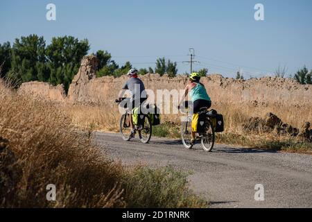 Ciclistas en el camino de Fuentes Claras, camino del Cid, El Poyo del Cid municipio de Calamocha, Provincia de Teruel, Aragón, Spanien, Europa Stockfoto