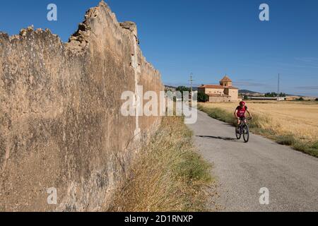 Ciclistas en el camino de Fuentes Claras, camino del Cid, El Poyo del Cid municipio de Calamocha, Provincia de Teruel, Aragón, Spanien, Europa Stockfoto