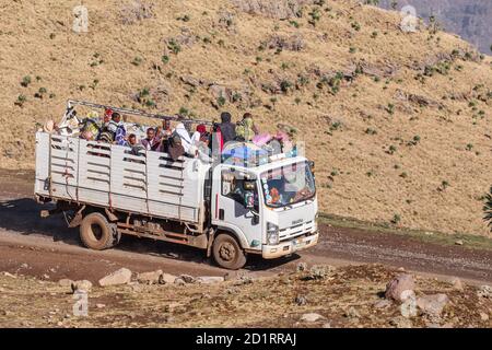 SIMIEN MOUNTAIN, ÄTHIOPIEN, 25. APRIL 2019, Menschen, die gefährlich mit voll beladenem LKW unterwegs sind, in Simien Mountains, Äthiopien, April 25. 2019 Stockfoto
